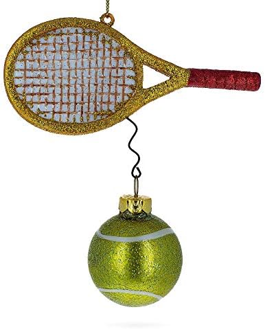 Teniski reket i božićni ukrasi kuglice