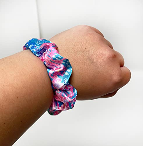 Lilly Pulitzer Scrunchie Set, 2-Pack saten Scrunchies, slatka kosa kravate za žene i djevojke, sjaj u pijesku & dolaze u Hot 2 posjeta